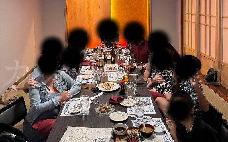 金太郎のお座敷で食事をしている様子