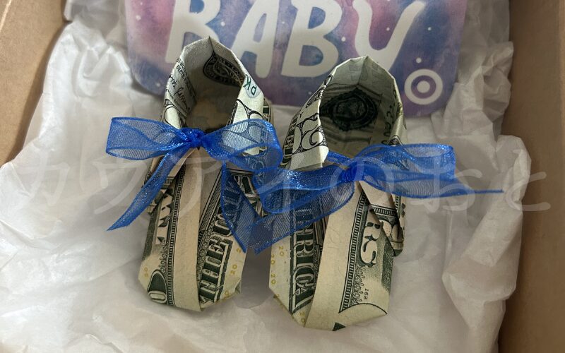 お金でできたベビーソックス